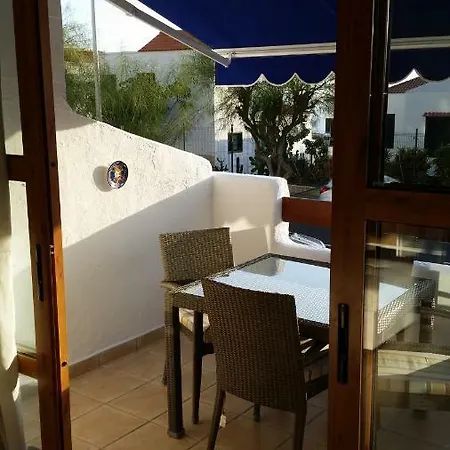 Апартаменты Lovely Cristianos Heated Pool Санта-Крус-де-Тенерифе